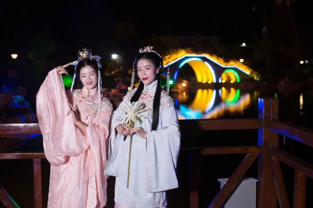 秋游啦穿着汉服打卡状元峰画风美得不像话