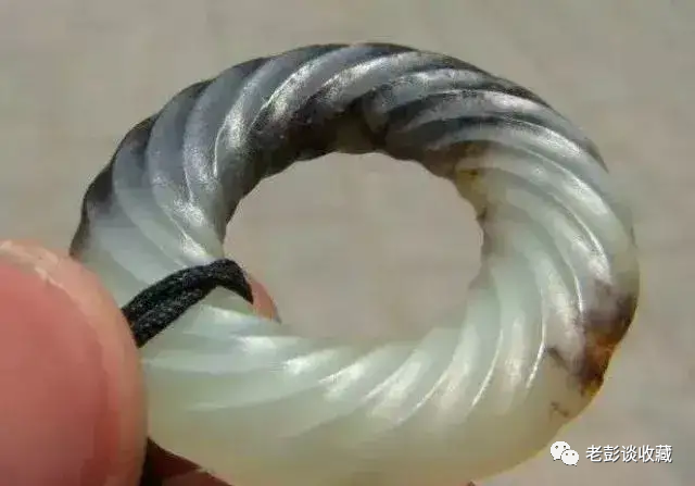 其他地方都能沁上颜色,只有贴石膏的部位颜色进不去,其效果与受水银沁