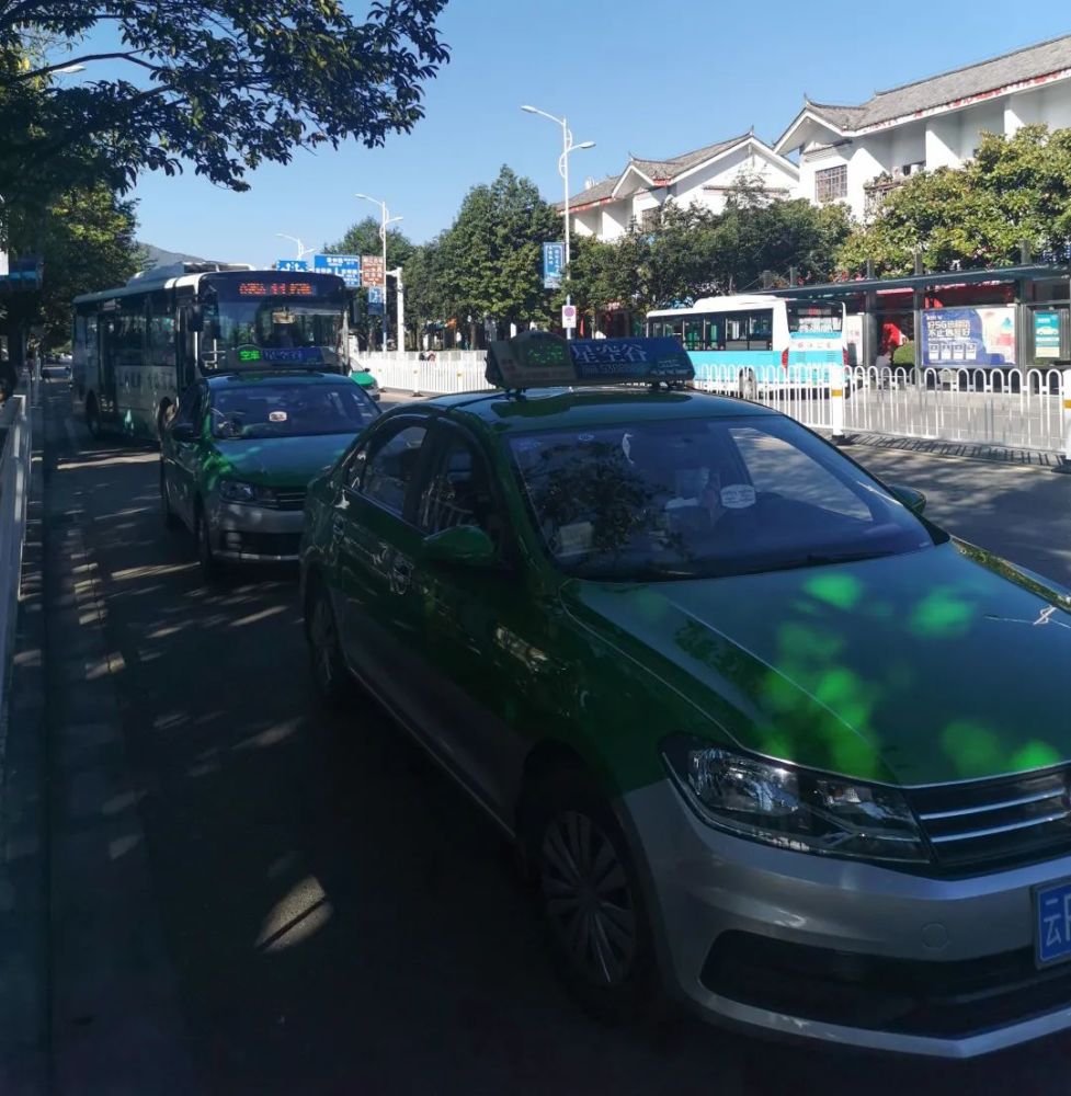 【丽江现场】公交车站变成出租车"候客"区,危险!_腾讯新闻
