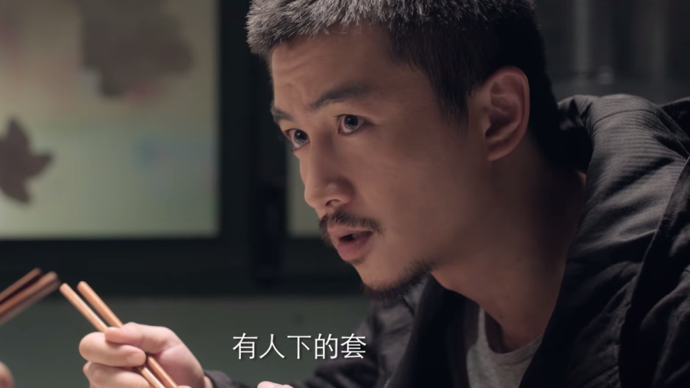 陈晓落泪扎心，闫妮眼神犀利，《突围》全员演技在线，剧情烧脑