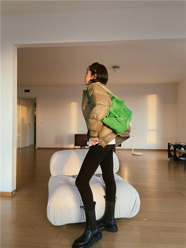 短靴搭配推荐:灰色大衣 黑色紧身裤 短靴