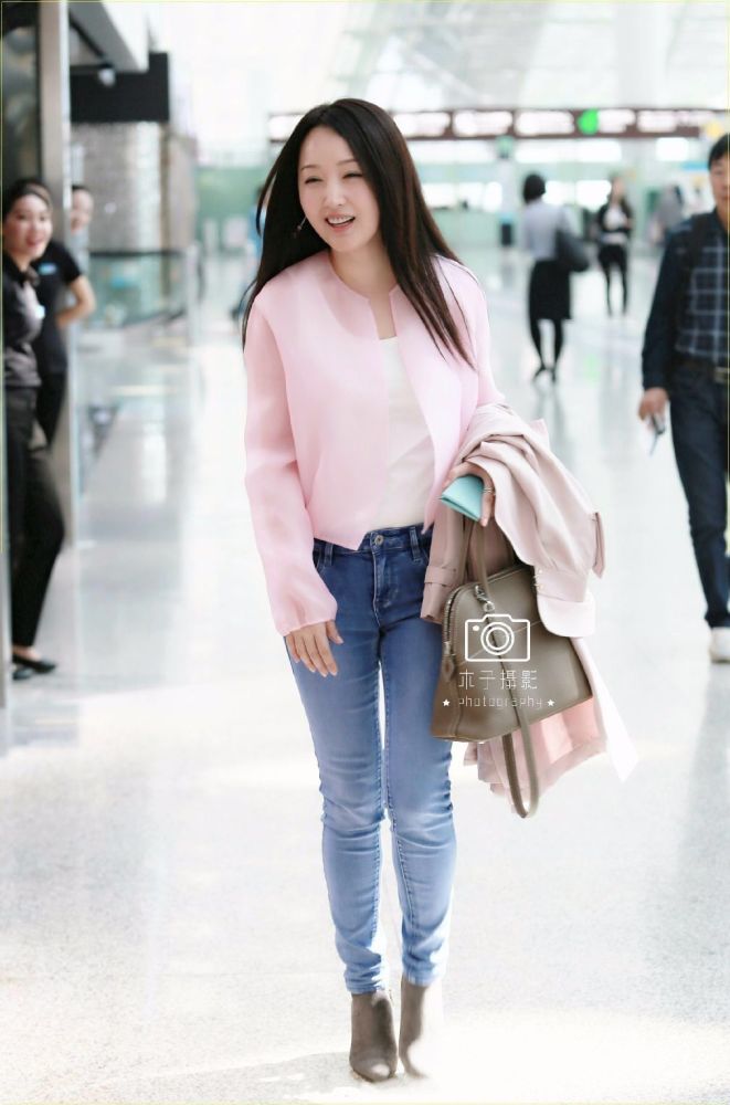 杨钰莹保养得真好穿紧身裤秀纤细长腿50岁看着还像少女
