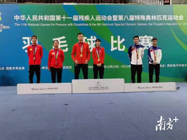 在当日羽毛球听障组混合双打决赛中,唐楷峰先是和来自广东东莞的