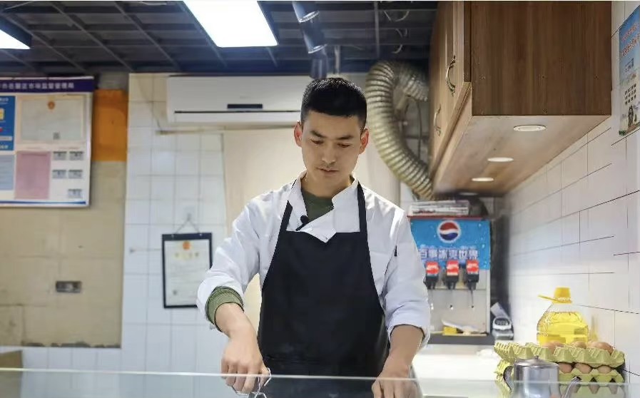 网红烧饼哥近况曝光12年前因长相像金城武走红如今家庭美满