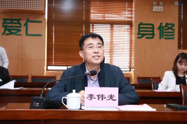 许洪钦州市医保局副局长黄德明向验收组汇报了钦州市关于开展医保信息