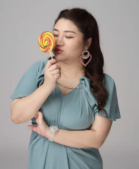 杨天真的时尚品位真不赖穿深v裙大方优雅胖女孩也能精致性感