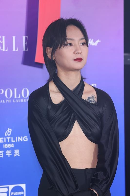 周笔畅穿衣真大胆平面身材还敢穿内衣款上衣大长腿抢镜