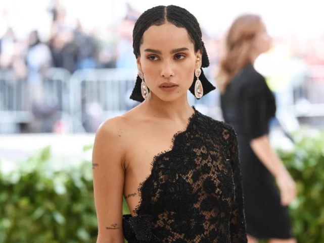 克拉维茨完美演绎猫女,短发造型配猫女套装,充满风情又不失野性