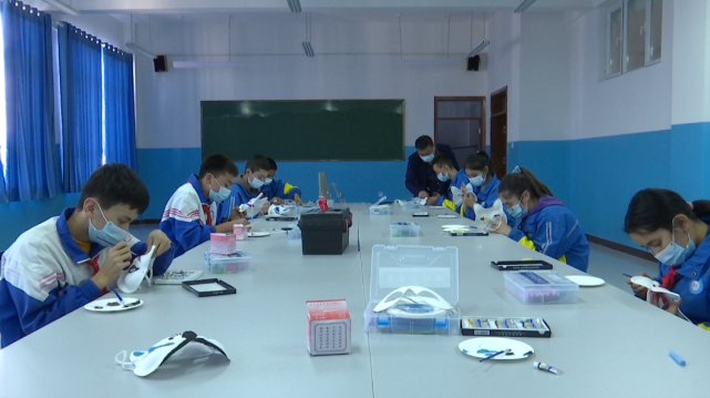 每当下午第八节课的铃声响起,拜城县第五中学的"第二课堂"活动就开始