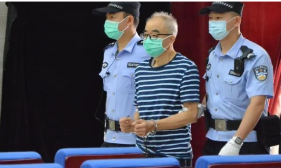 李元峰是四川省纪委监委在省人民医院查处的大"蛀虫",在他落马前后,多