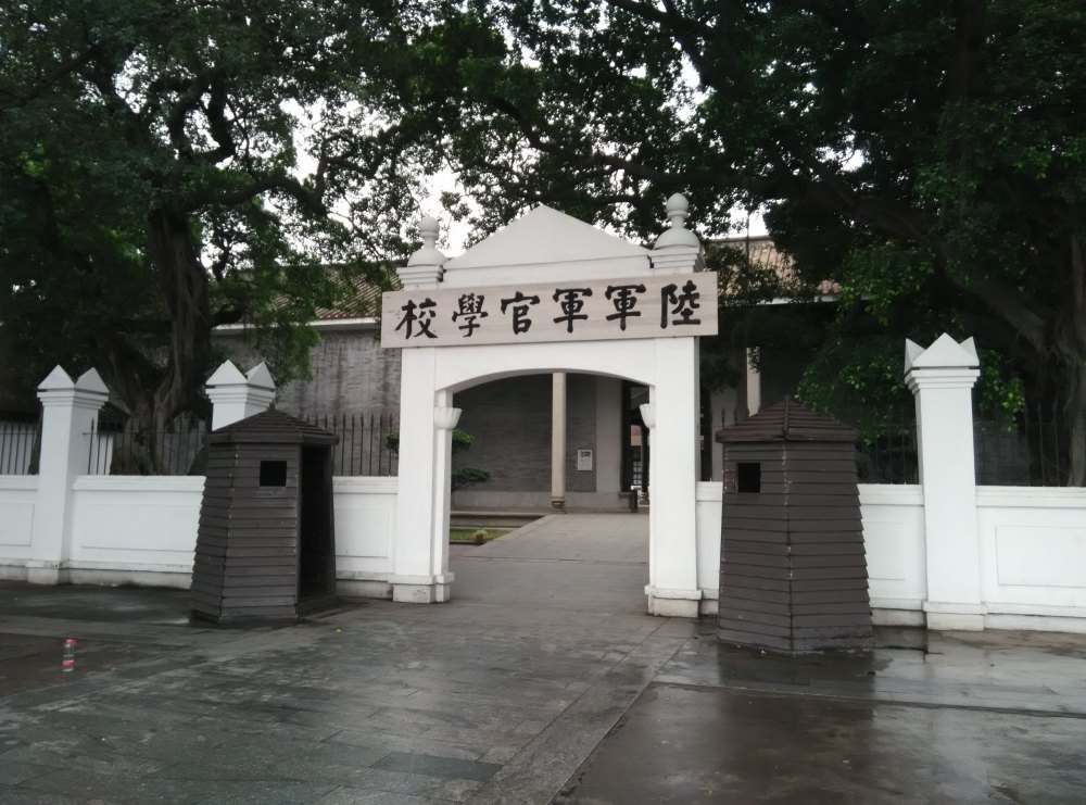 一位是黄埔第8期的朱家璧.