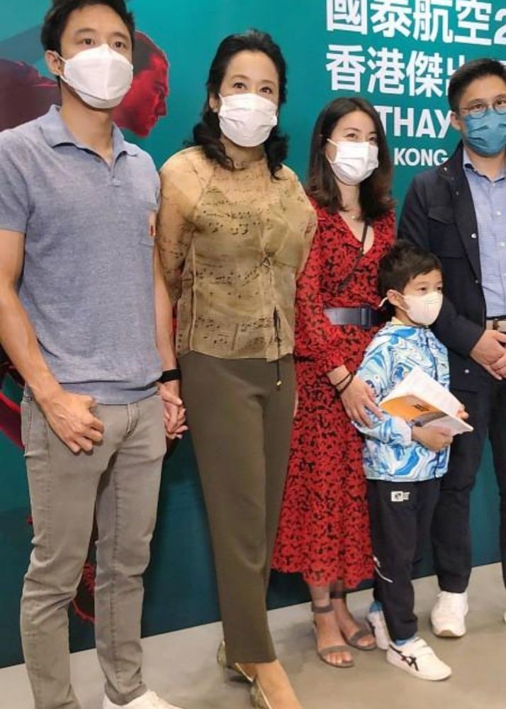 朱玲玲与郭晶晶的感情真好她穿着随意简单真不愧是气质美女
