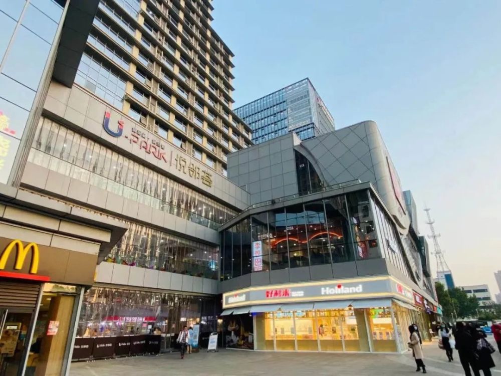 悦邻荟商超实景而在教育方面,项目北侧有浐灞三小,浐灞三中(在建)等