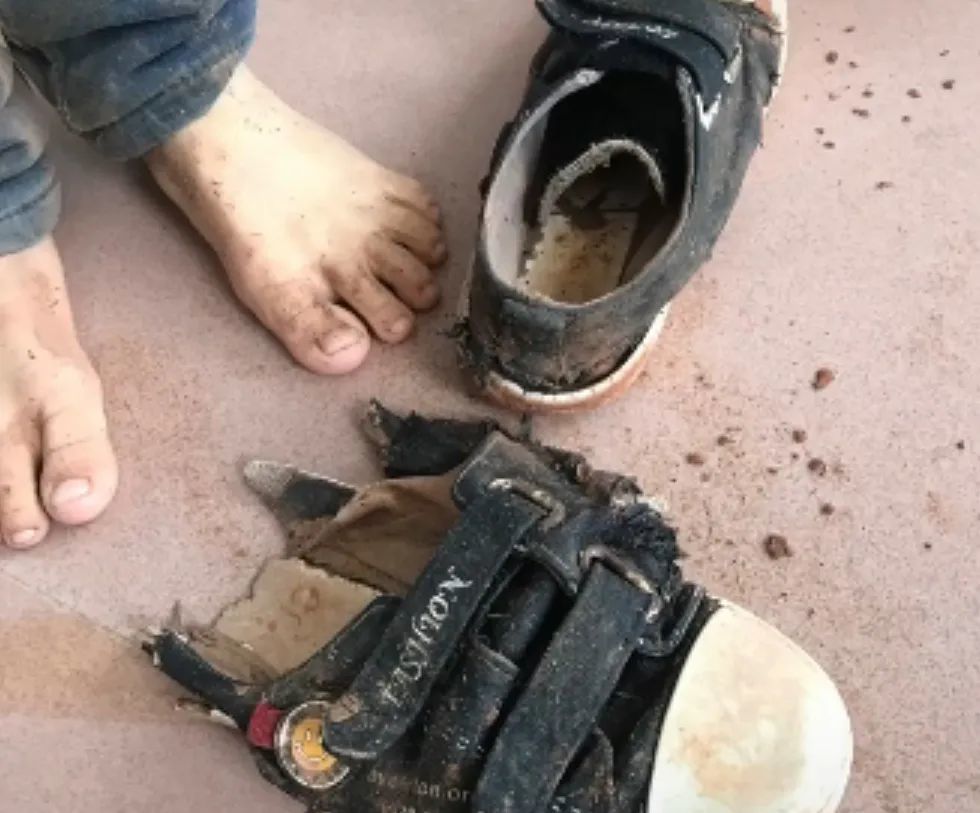 见贫困小学生鞋子穿烂乡村教师立马给他买了双新的视频看得心酸又暖心
