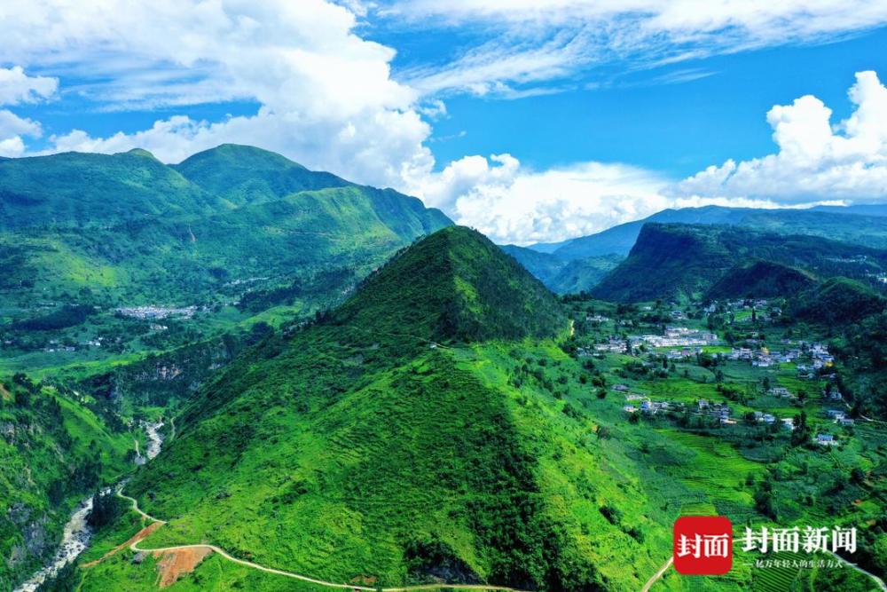 凉山甘洛县委书记刘建波坐着动车唱着歌穿行在水墨梯田仰望神山