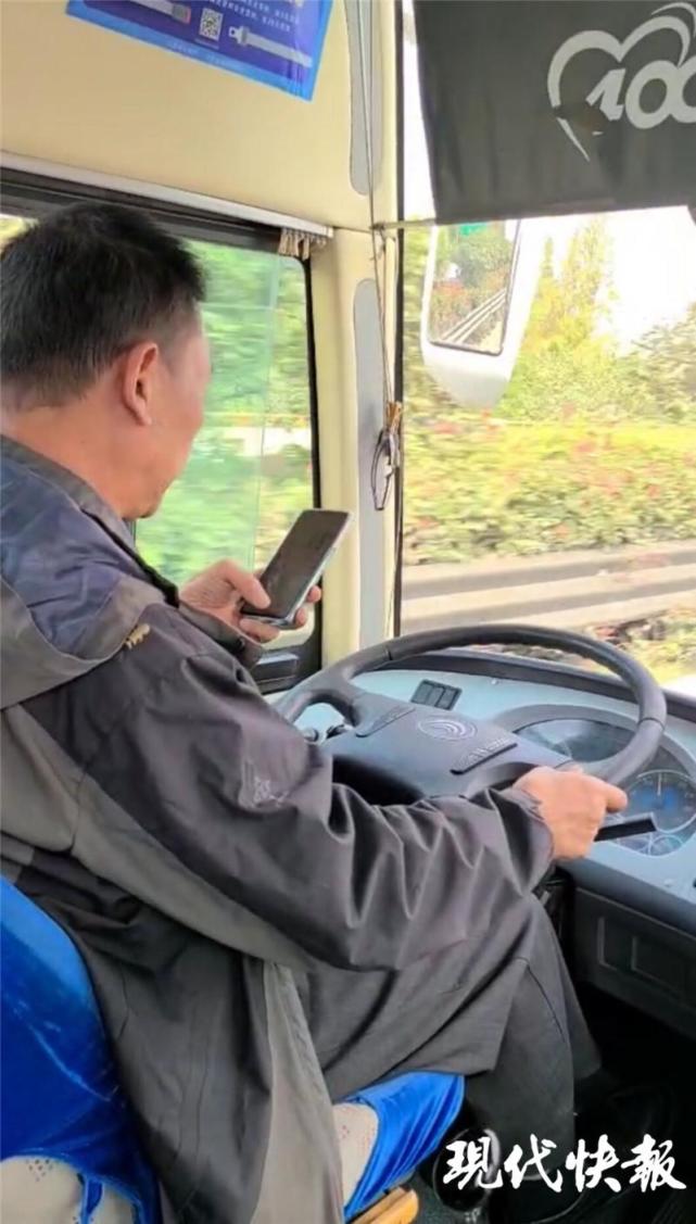 现代快报讯(通讯员 郎伟超 记者 王瑞)高速上行驶,客车驾驶员居然还在