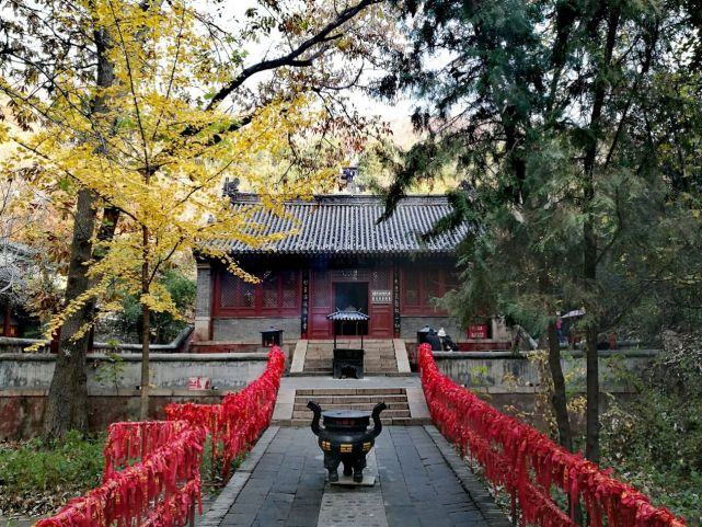它寺庙位于怀柔区城北处,其寺庙的周边交通却十分便利,这其实也让其