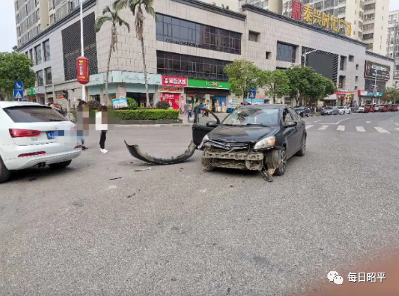 昭平泰兴超市路口发生一起交通事故小车车头撞坏