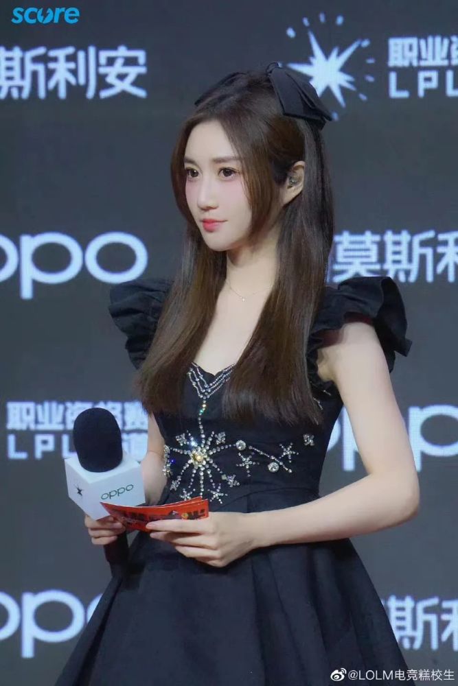 她曾是lpl最美女主持如今华丽归来余霜小钰颤抖吧