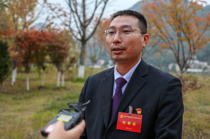 大路槽代表团代表:刘伦大路槽乡将深入贯彻县第十四次党代会精神,切实