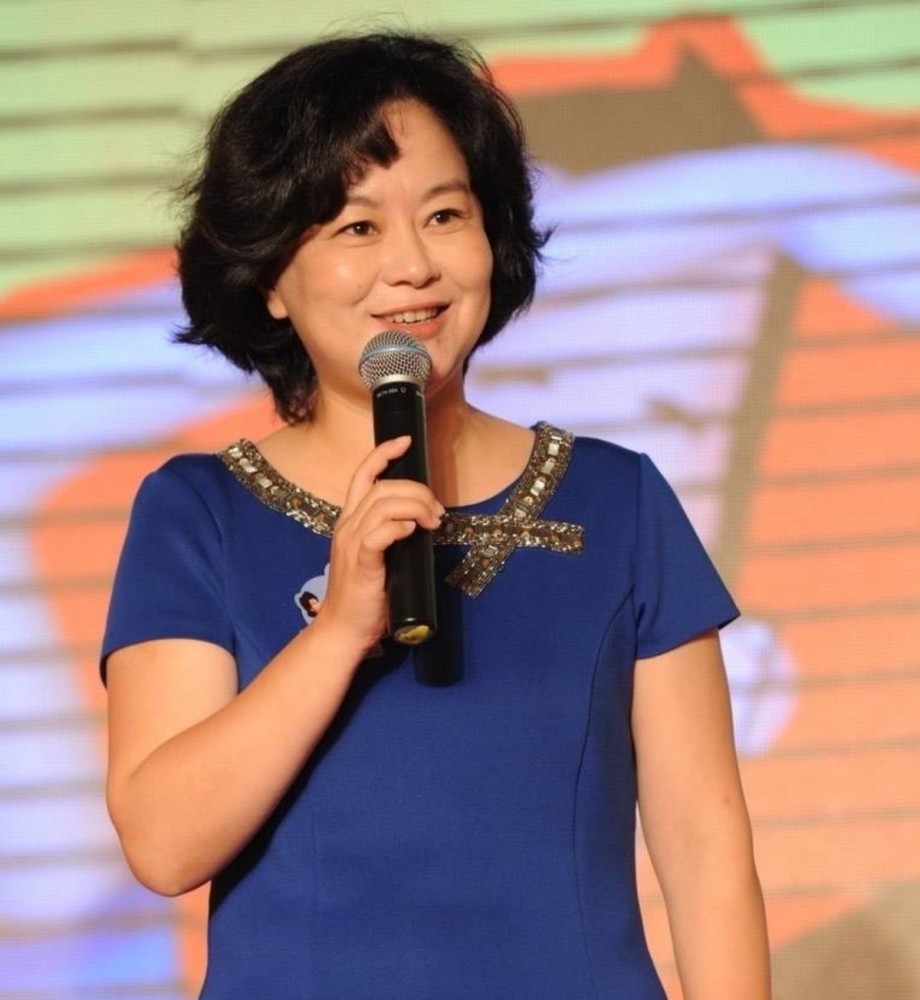 央视主持人鞠萍近照曝光,体态丰盈面色红润,在岗30年依旧不老_腾讯
