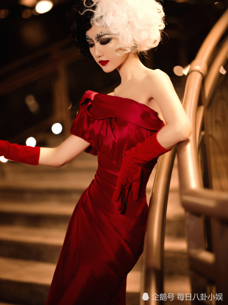 毛晓彤浓妆艳抹真有视觉冲击力,配大红裙妖娆有技巧,魅惑至极_腾讯