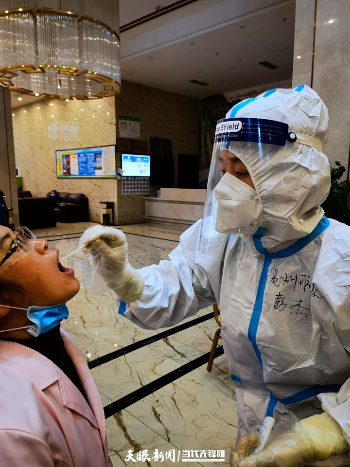 医护人员为居民做核酸检测