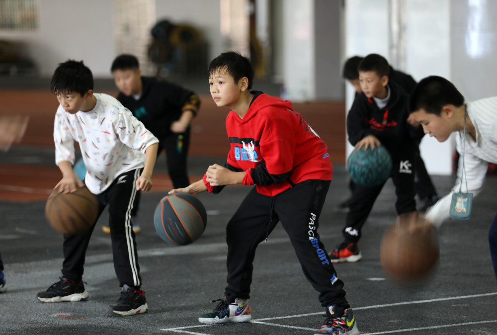 10月29日,在湖南省資興市鯉魚江完全小學,學生練習籃球.