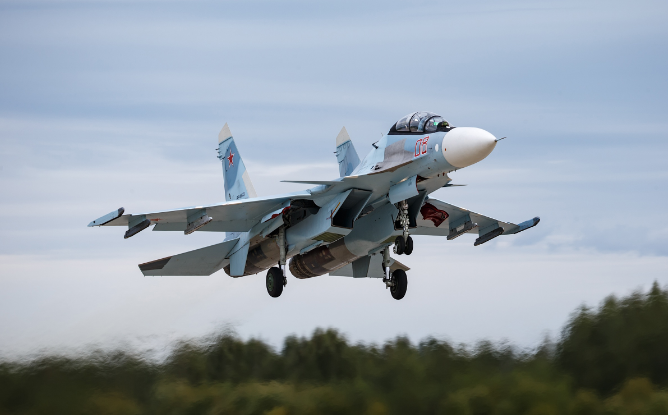 苏30和f35首次交手!俄观察员心提到嗓子眼,白宫下令一定要获胜