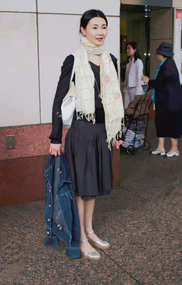 张曼玉老年干瘦穿戴仍讲究毛衣搭围巾保暖不臃肿秋冬照穿时髦