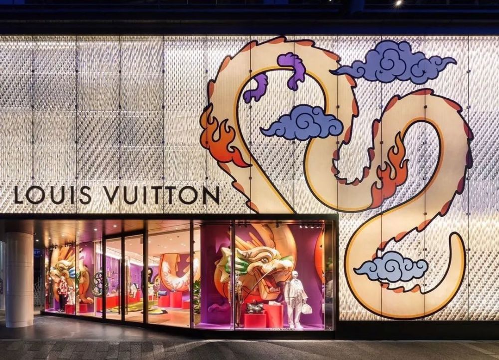 及手写的「louis vuitton05 made」,则化作涩谷街头的广告牌,成为不