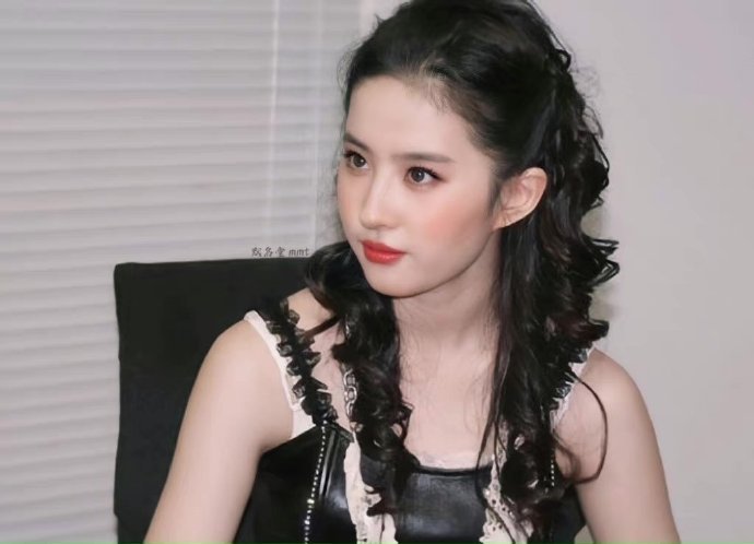 因女儿放弃事业，生活中两婚两离，为女儿刘亦菲，刘晓莉牺牲太多