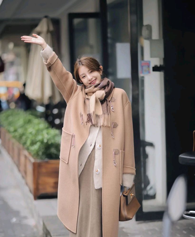 冬季穿搭不要只穿黑白灰,可以试试有点色彩的穿搭,好看又不单调_腾讯