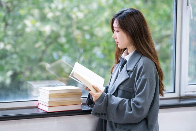 大学生在图书馆前边排队边背书这是我们乐于见到的一幕