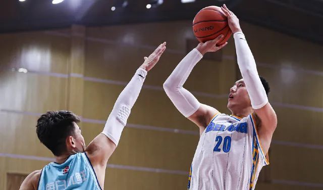 cba 合砍50分25板！雅尼斯真是内线的福音，北京“三塔”全部暴走