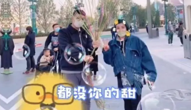 郭德纲老婆台上唱小曲！穿高开衩旗袍气场强，一头蓝色卷发好时尚