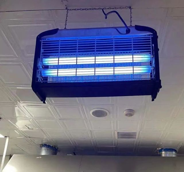 灭蝇灯持续使用,苍蝇蚊子无处跑.06冷藏柜内食材码放得整整齐齐.