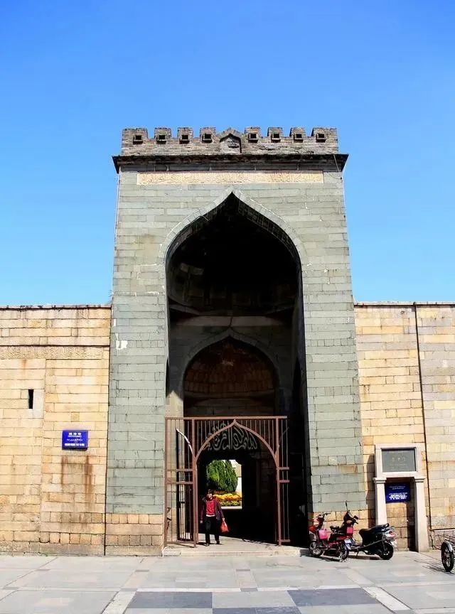 清淨寺,初名聖友寺,又稱艾蘇哈卜大清真寺,位於福建省泉州市區塗門街