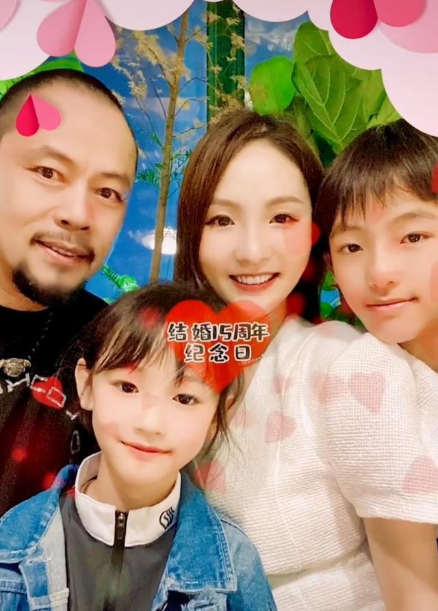 的风格与爸爸相比,也有着很大的差距,不少网友在看到晋松儿子的视频后