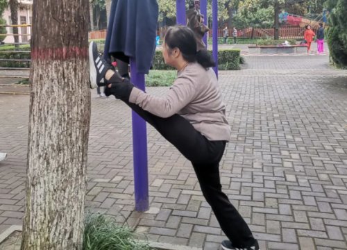 运动达人360度旋转倒挂金钩宝鸡68岁大妈单杠玩得嫽