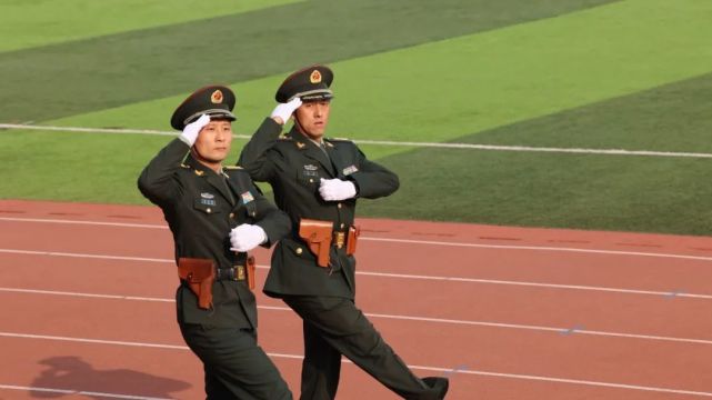 " "同志们辛苦了!" 首长的亲切问候振奋军心 "首一长一好!