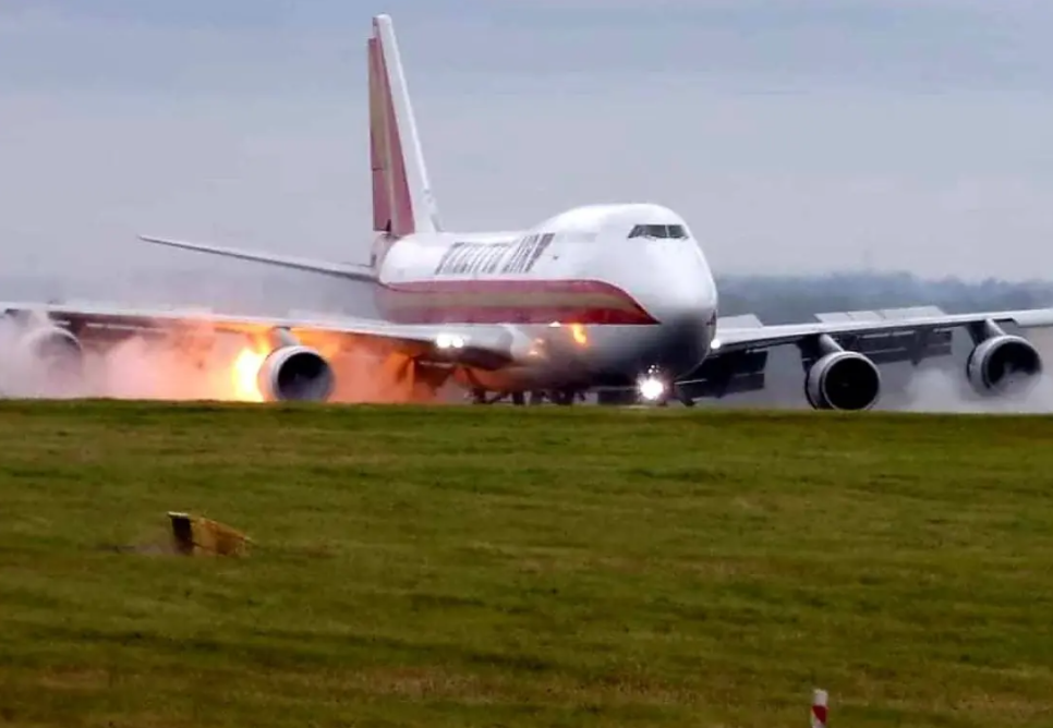 一架波音747發動機著陸瞬間起火