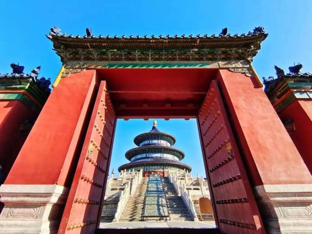 这张天坛的照片就更有代表性了,我是在皇乾殿的琉璃门内坐在地上用超