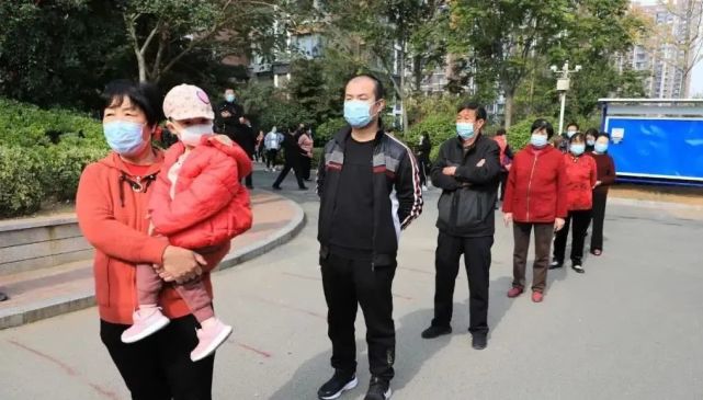 向阳花园小区居民王政霞,带着上小学的女儿,推着婴儿车里刚七个多月的