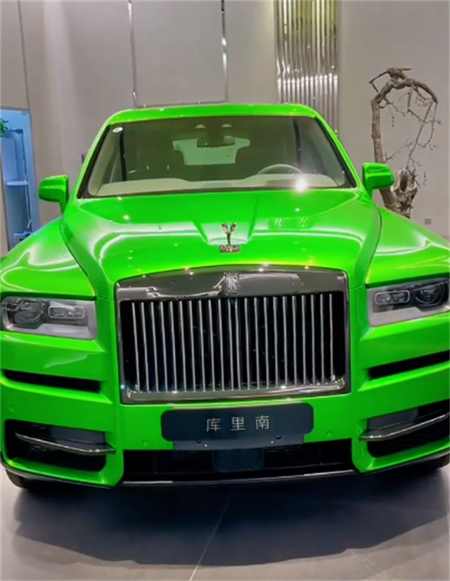 "绿的发光"的劳斯莱斯suv,漆面定制得花6位数,上街回头率极高