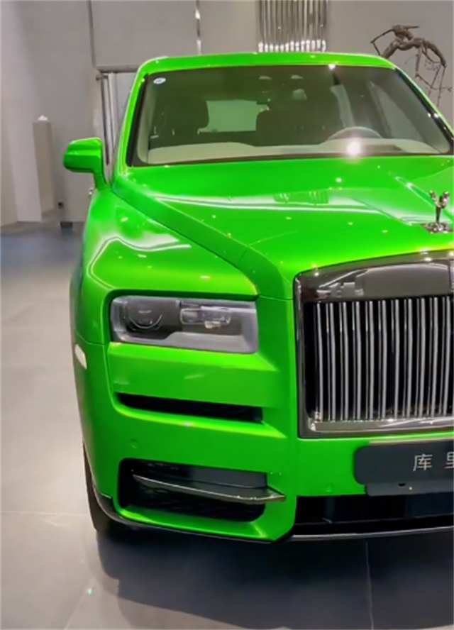 "绿的发光"的劳斯莱斯suv,漆面定制得花6位数,上街回头率极高