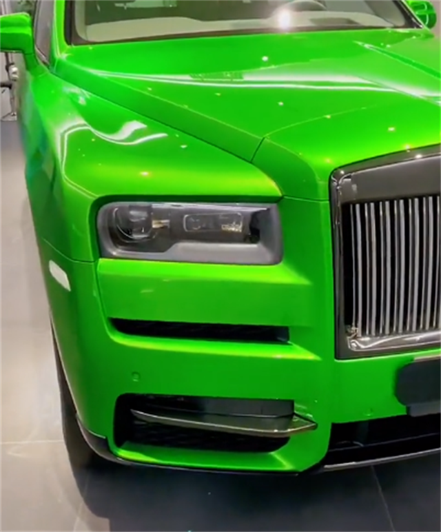 "绿的发光"的劳斯莱斯suv,漆面定制得花6位数,上街回头率极高