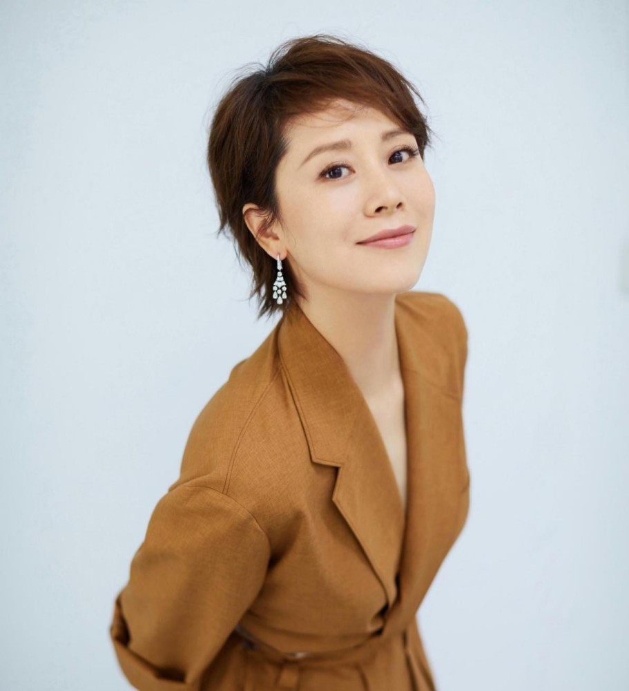 44岁海清素颜撞脸徐静蕾,近照险些认不出,谈起梅艳芳声音显哽咽