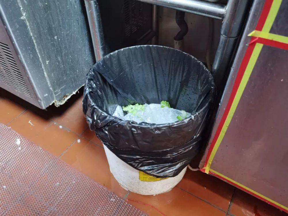 随机查餐厅再出击涉大学城红街谭鸭血