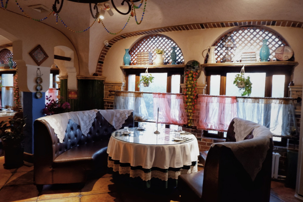 吐鲁番家喻户晓的新疆特色餐厅,奢华西域宫殿风情,人均才50元_腾讯